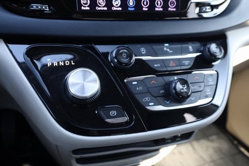 Used 2018 Chrysler Pacifica Touring-L image 18