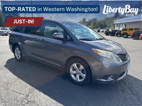Used 2014 Toyota Sienna LE image 3