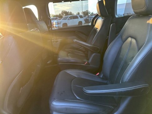 Used 2020 Chrysler Pacifica Touring-L w/ S Appearance Package image 12