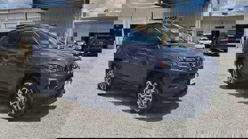 Used 2024 Jeep Compass Latitude image 2