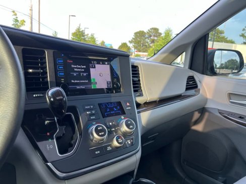 Used 2017 Toyota Sienna XLE image 23