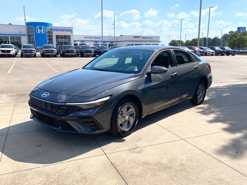 Used 2025 Hyundai Elantra SE w/ Cargo Package image 3