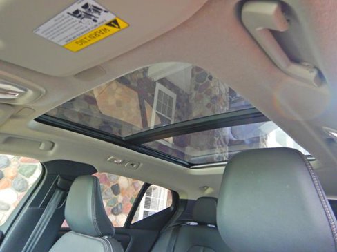 Used 2025 Volvo XC40 B5 Plus image 12