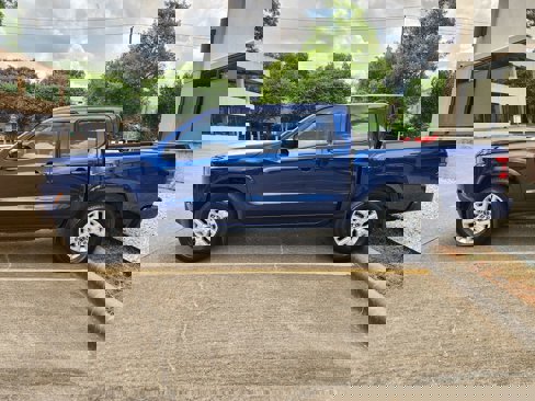Used 2023 Nissan Frontier SV image 5