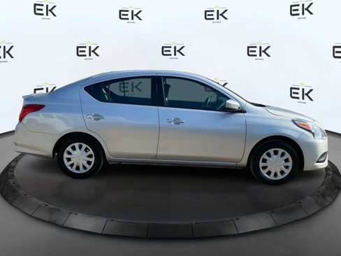 Used 2019 Nissan Versa SV image 2