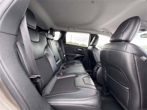 Used 2019 Jeep Cherokee Latitude Plus w/ Comfort/Convenience Group image 16