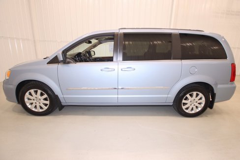 Used 2013 Chrysler Town & Country Touring image 6