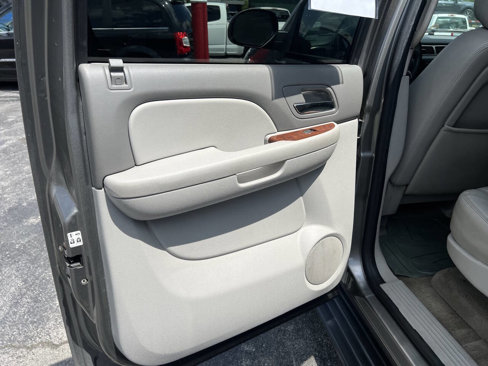 Used 2009 Chevrolet Suburban LT image 12
