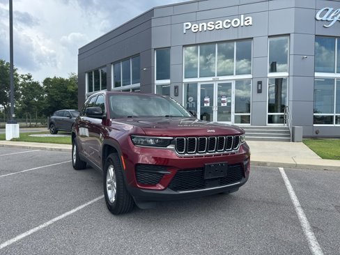 Used 2023 Jeep Grand Cherokee Laredo image 3