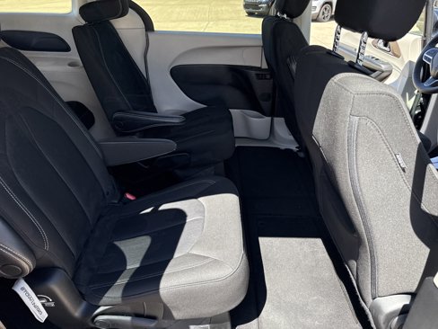 Used 2023 Chrysler Voyager LX image 27