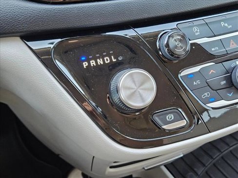 Certified 2018 Chrysler Pacifica Touring-L w/ Premium Audio Group image 13