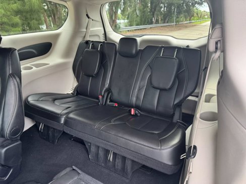 Used 2024 Chrysler Pacifica Touring-L image 14