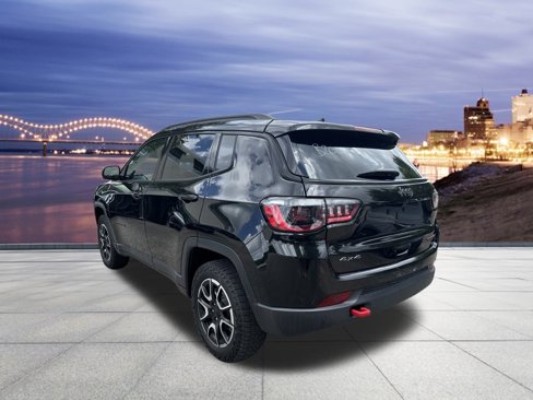 Used 2024 Jeep Compass Trailhawk image 3