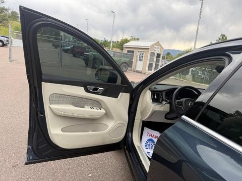 Used 2022 Volvo XC60 B5 Momentum image 10