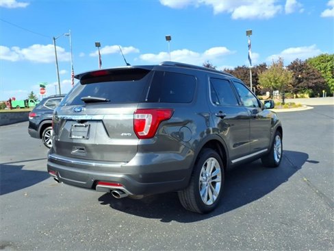 Used 2018 Ford Explorer XLT w/ Equipment Group 202A image 5