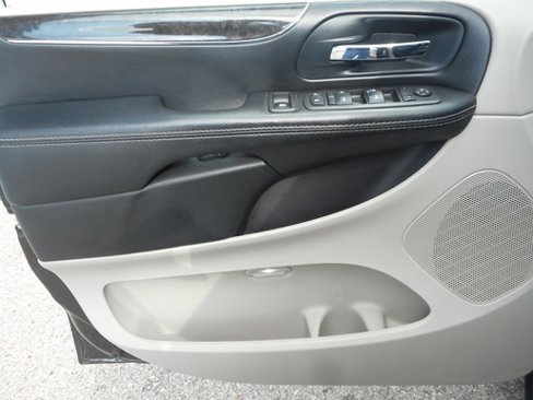 Used 2015 Chrysler Town & Country Touring image 11