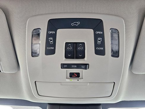 Used 2023 Toyota Sienna XLE image 22