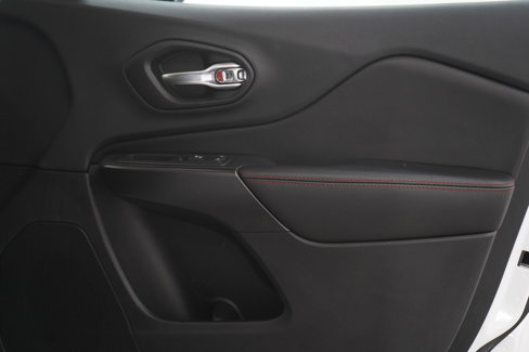 Used 2019 Jeep Cherokee Trailhawk w/ Cold Weather Group image 9