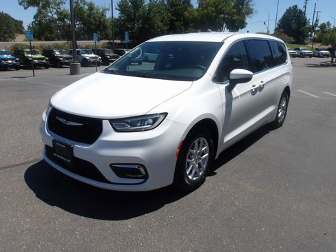 Used 2023 Chrysler Pacifica Touring-L image 4