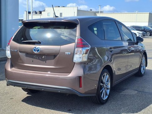 Used 2017 Toyota Prius V Five image 7