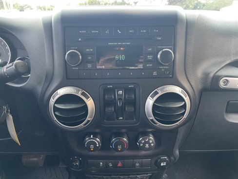 Used 2016 Jeep Wrangler Unlimited Sahara w/ Connectivity Group image 29