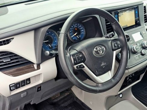Used 2017 Toyota Sienna XLE Premium image 16