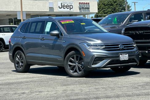 Used 2022 Volkswagen Tiguan SE w/ Panoramic Sunroof Package image 2