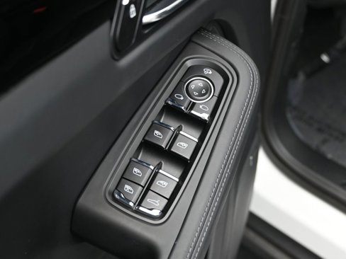 Used 2025 Porsche Macan Turbo image 9