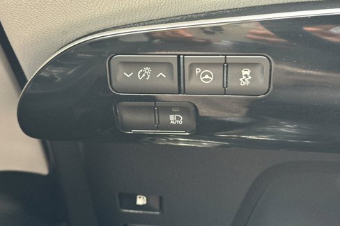 Certified 2022 Toyota Prius LE image 33