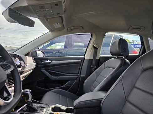 Used 2022 Volkswagen Jetta SE image 4