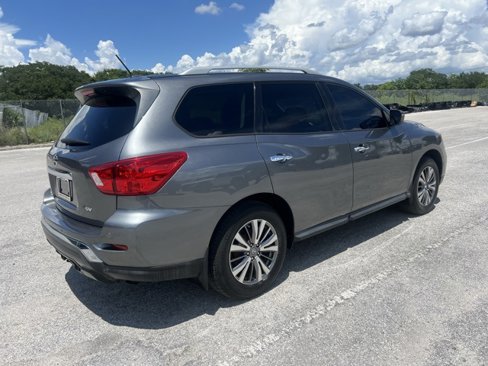 Used 2018 Nissan Pathfinder SV image 3