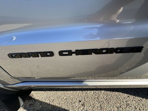 Used 2018 Jeep Grand Cherokee Altitude image 32