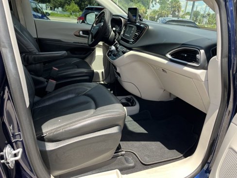 Used 2017 Chrysler Pacifica Touring image 10
