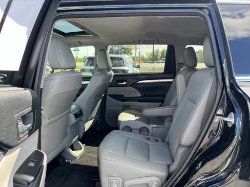 Used 2017 Toyota Highlander SE image 20