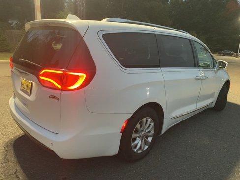 Used 2019 Chrysler Pacifica Touring-L image 3