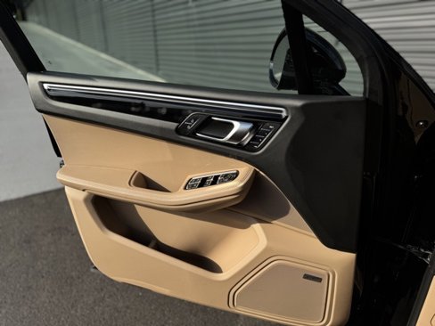 Certified 2025 Porsche Macan image 13