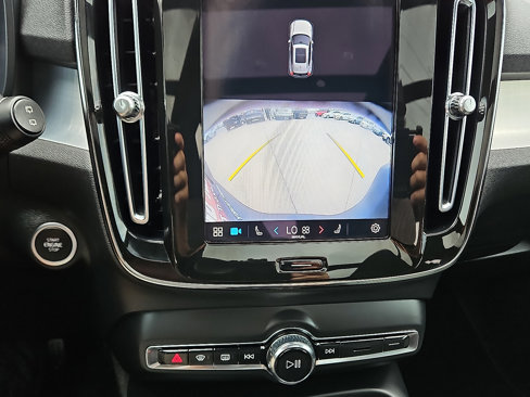 Used 2024 Volvo XC40 B5 Core image 16