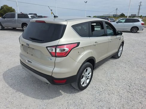 Used 2017 Ford Escape SE image 3