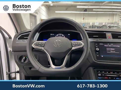 Used 2022 Volkswagen Tiguan SE w/ Panoramic Sunroof Package image 10