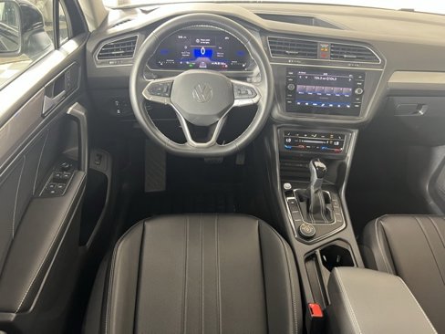 Used 2024 Volkswagen Tiguan SE w/ Panoramic Sunroof Package image 11