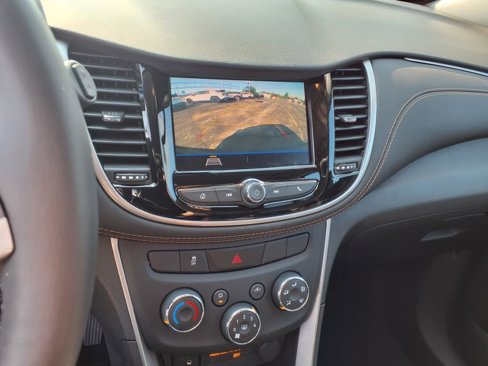 Used 2022 Chevrolet Trax LT w/ LT Convenience Package image 16