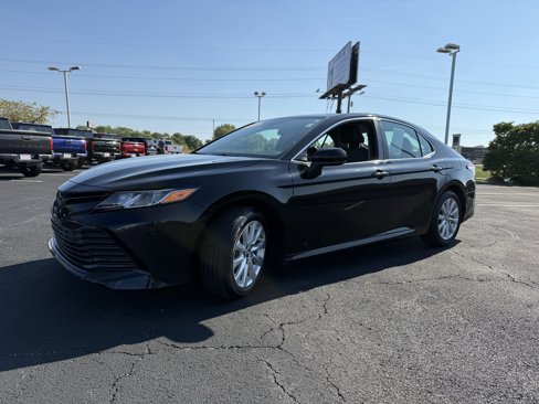 Used 2019 Toyota Camry LE image 4