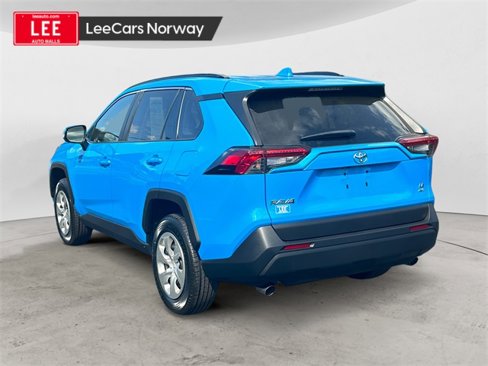Used 2021 Toyota RAV4 LE image 3
