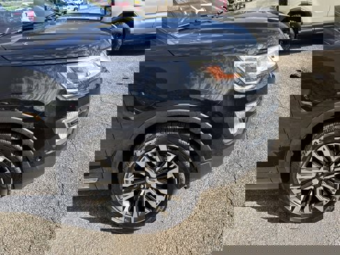 Used 2017 Ford Explorer Platinum image 2