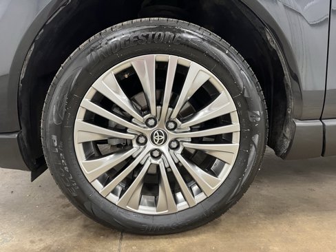 Used 2023 Toyota Venza LE image 9