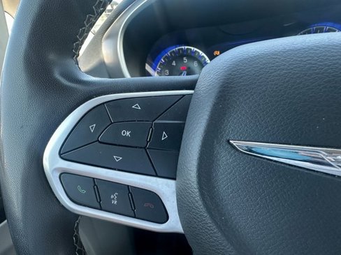 Used 2022 Chrysler Pacifica Touring-L image 37
