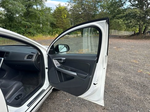 Used 2016 Volvo V60 T5 Cross Country image 14