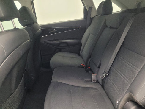 Used 2020 Kia Sorento S image 18