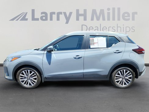 Used 2022 Nissan Kicks SV image 2