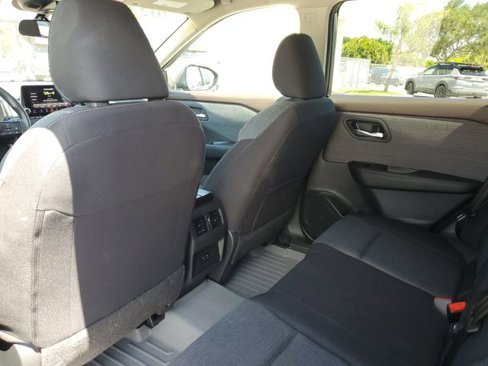 Used 2023 Nissan Rogue SV image 10
